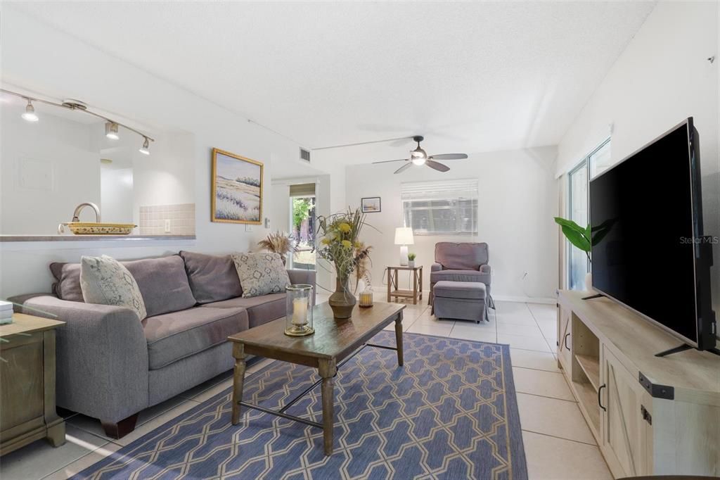 For Sale: $175,000 (2 beds, 2 baths, 897 Square Feet)