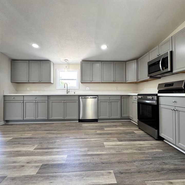 На продажу: $289,950 (5 спален, 2 ванн, 2052 Квадратных фут)