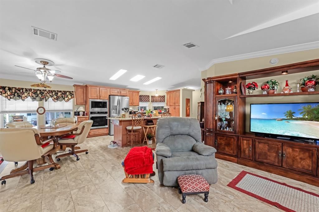 Activo con contrato: $229,000 (2 camas, 2 baños, 1566 Pies cuadrados)