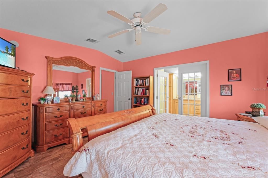 Activo con contrato: $229,000 (2 camas, 2 baños, 1566 Pies cuadrados)