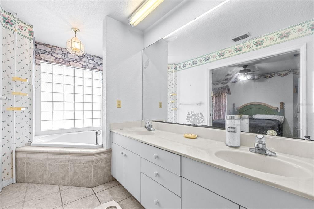For Sale: $500,000 (4 beds, 3 baths, 3034 Square Feet)