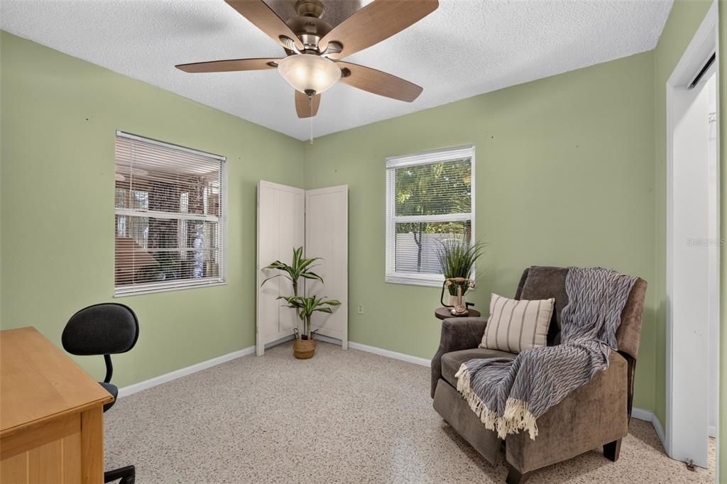 Active With Contract: $259,000 (2 beds, 1 baths, 882 Square Feet)