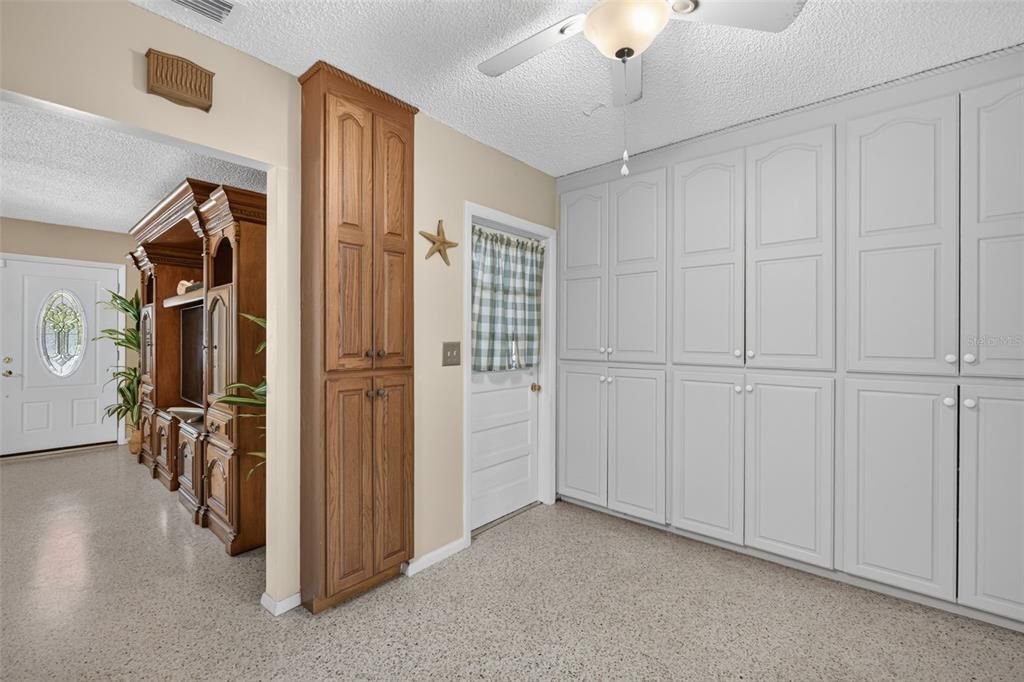 Active With Contract: $259,000 (2 beds, 1 baths, 882 Square Feet)
