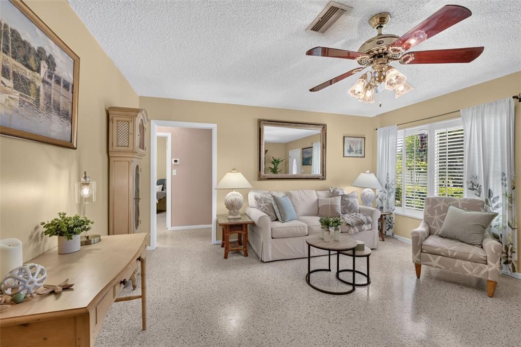 Active With Contract: $259,000 (2 beds, 1 baths, 882 Square Feet)