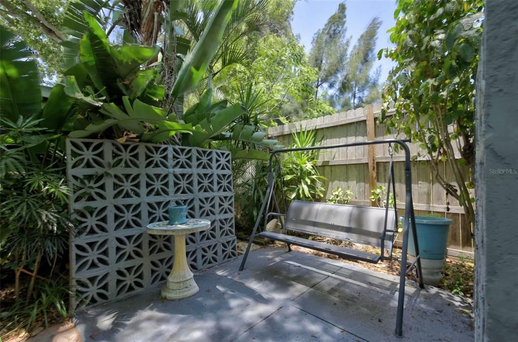 Active With Contract: $259,000 (2 beds, 1 baths, 882 Square Feet)