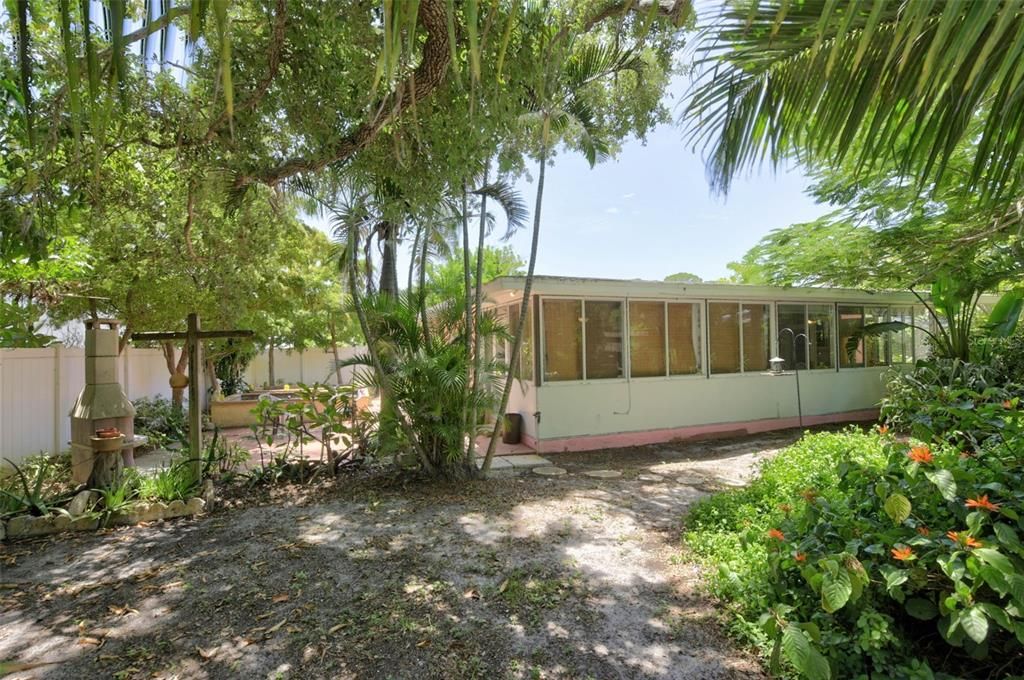 Active With Contract: $259,000 (2 beds, 1 baths, 882 Square Feet)