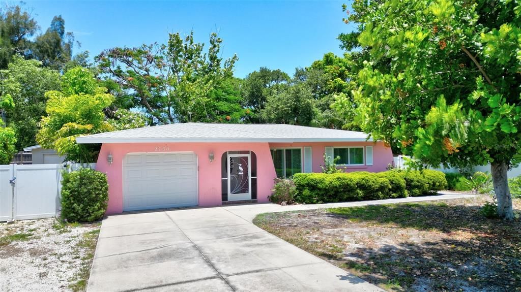 Active With Contract: $259,000 (2 beds, 1 baths, 882 Square Feet)
