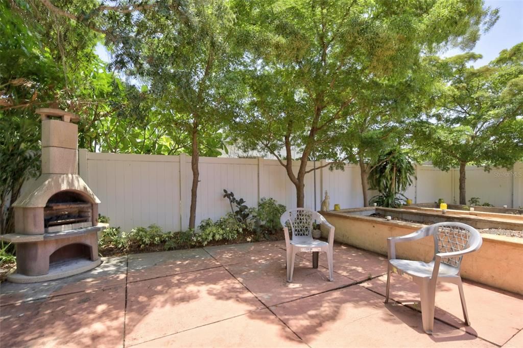 Active With Contract: $259,000 (2 beds, 1 baths, 882 Square Feet)