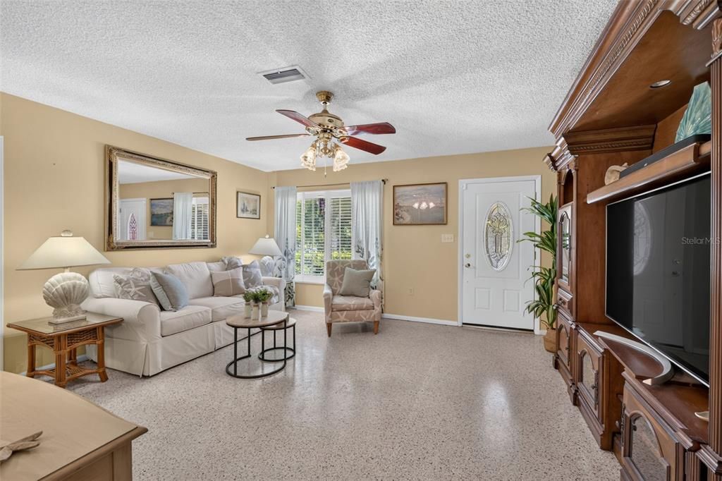 Active With Contract: $259,000 (2 beds, 1 baths, 882 Square Feet)
