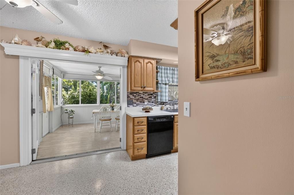 Active With Contract: $259,000 (2 beds, 1 baths, 882 Square Feet)