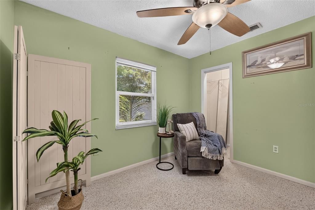 Active With Contract: $259,000 (2 beds, 1 baths, 882 Square Feet)