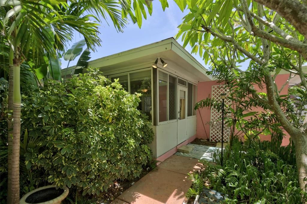 Active With Contract: $259,000 (2 beds, 1 baths, 882 Square Feet)