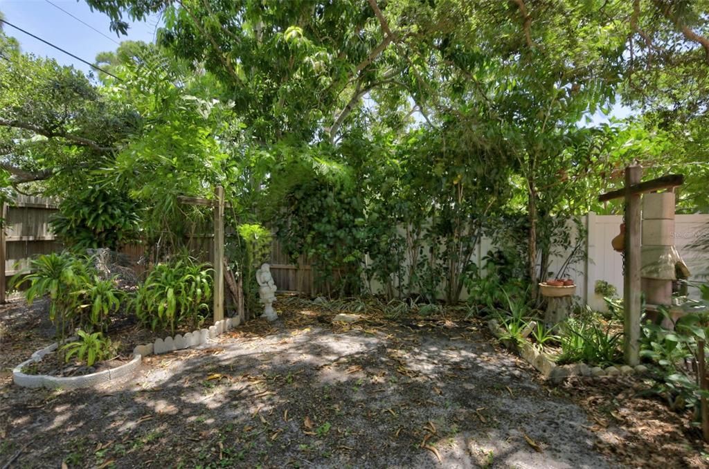 Active With Contract: $259,000 (2 beds, 1 baths, 882 Square Feet)