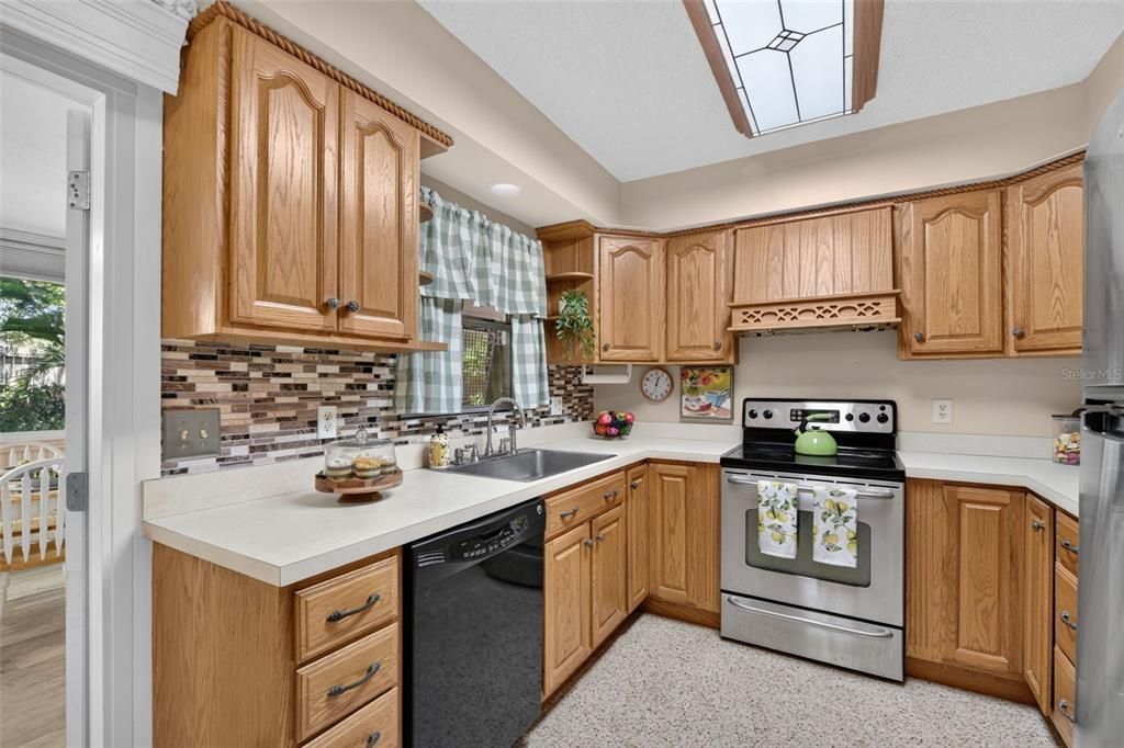 Active With Contract: $259,000 (2 beds, 1 baths, 882 Square Feet)