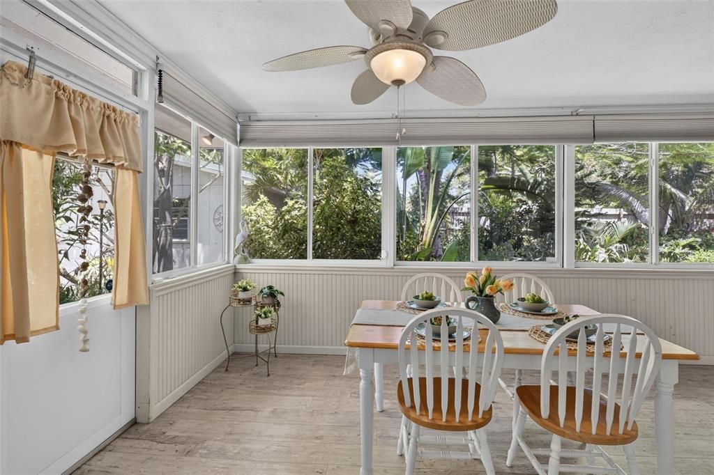 Active With Contract: $259,000 (2 beds, 1 baths, 882 Square Feet)
