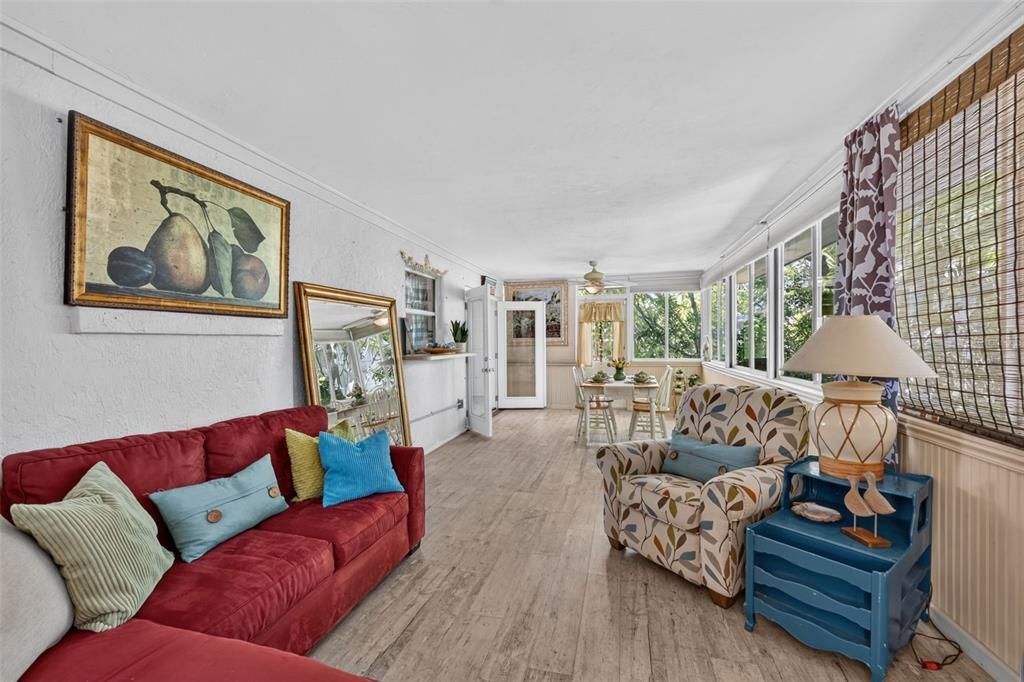 Active With Contract: $259,000 (2 beds, 1 baths, 882 Square Feet)