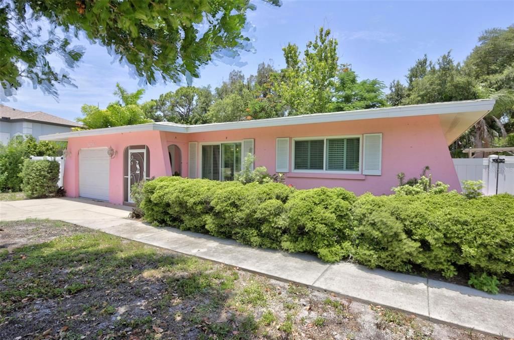 Active With Contract: $259,000 (2 beds, 1 baths, 882 Square Feet)