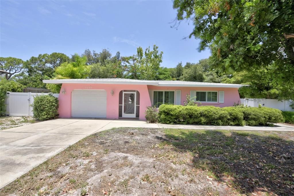 Active With Contract: $259,000 (2 beds, 1 baths, 882 Square Feet)