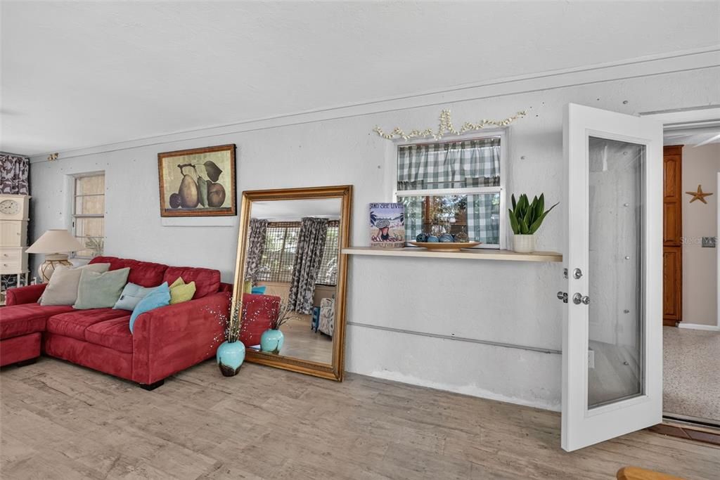 Active With Contract: $259,000 (2 beds, 1 baths, 882 Square Feet)