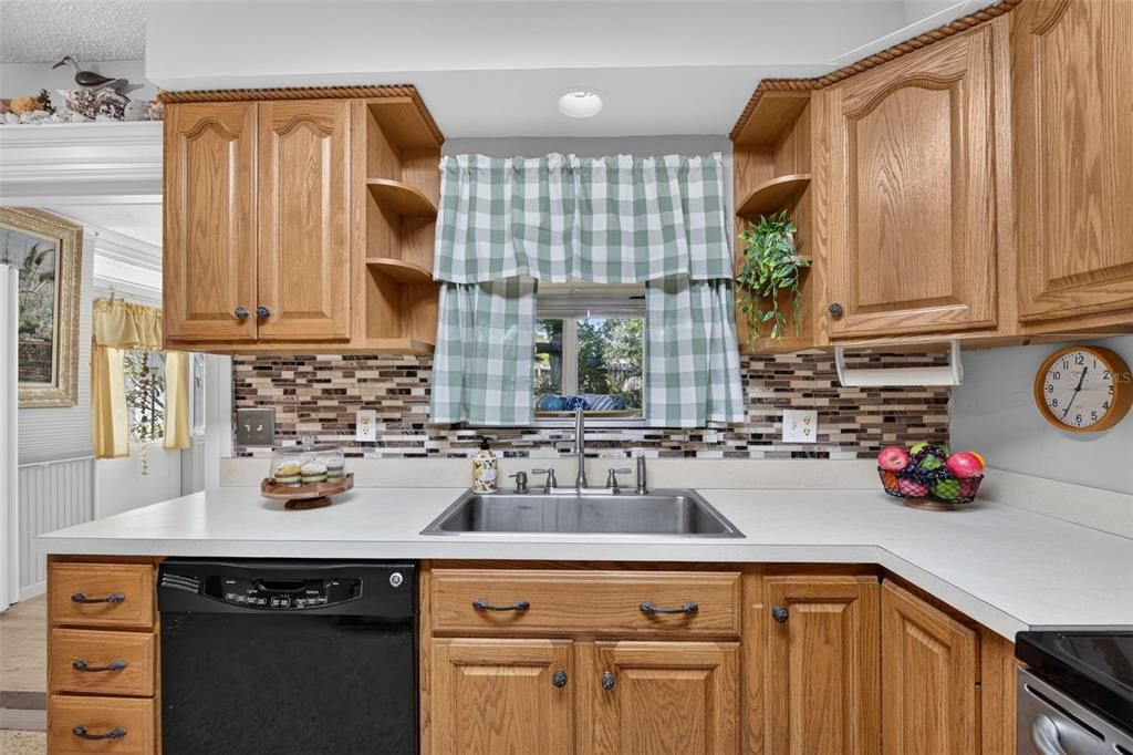 Active With Contract: $259,000 (2 beds, 1 baths, 882 Square Feet)
