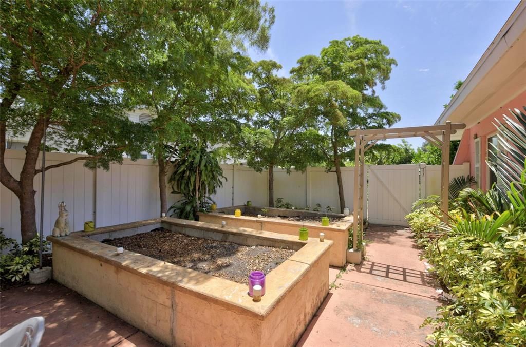 Active With Contract: $259,000 (2 beds, 1 baths, 882 Square Feet)