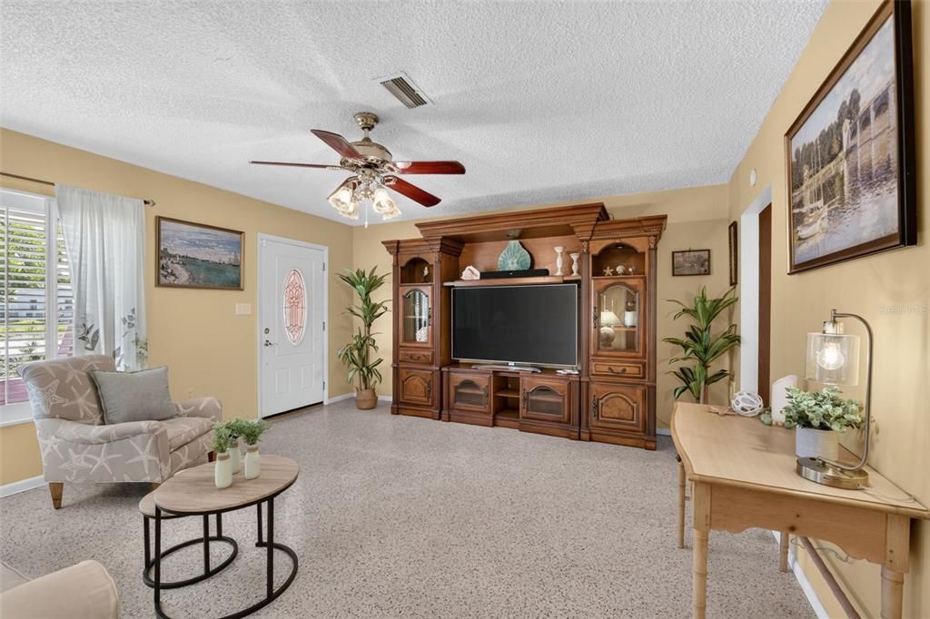 Active With Contract: $259,000 (2 beds, 1 baths, 882 Square Feet)