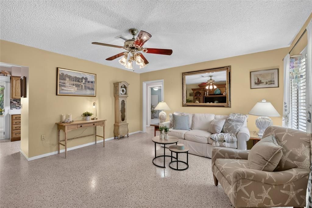 Active With Contract: $259,000 (2 beds, 1 baths, 882 Square Feet)