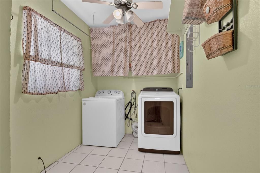 Active With Contract: $259,000 (2 beds, 1 baths, 882 Square Feet)