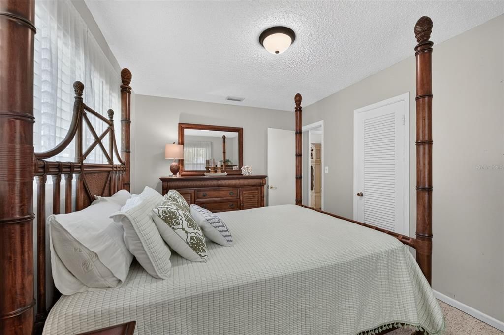 Active With Contract: $259,000 (2 beds, 1 baths, 882 Square Feet)