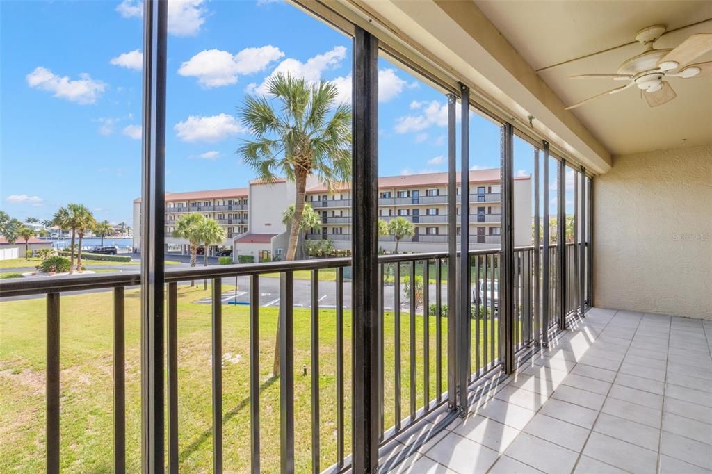 For Sale: $409,500 (2 beds, 2 baths, 1070 Square Feet)