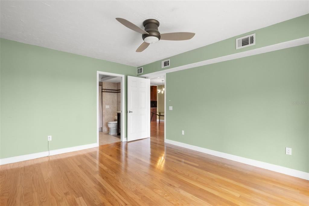 For Sale: $409,500 (2 beds, 2 baths, 1070 Square Feet)