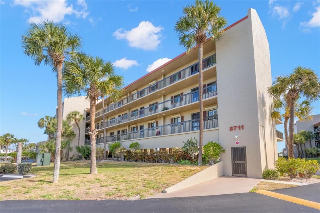 For Sale: $409,500 (2 beds, 2 baths, 1070 Square Feet)