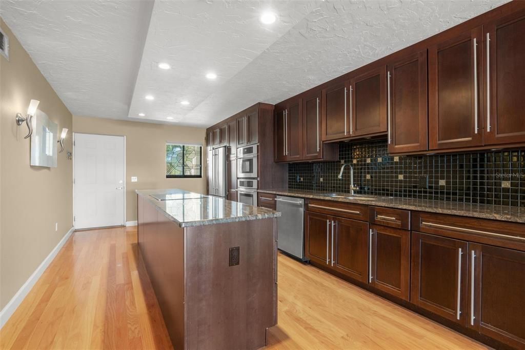 For Sale: $409,500 (2 beds, 2 baths, 1070 Square Feet)