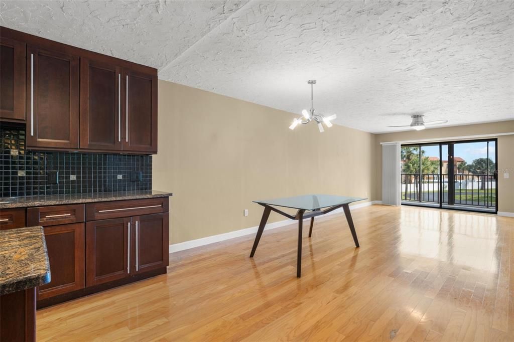 For Sale: $409,500 (2 beds, 2 baths, 1070 Square Feet)