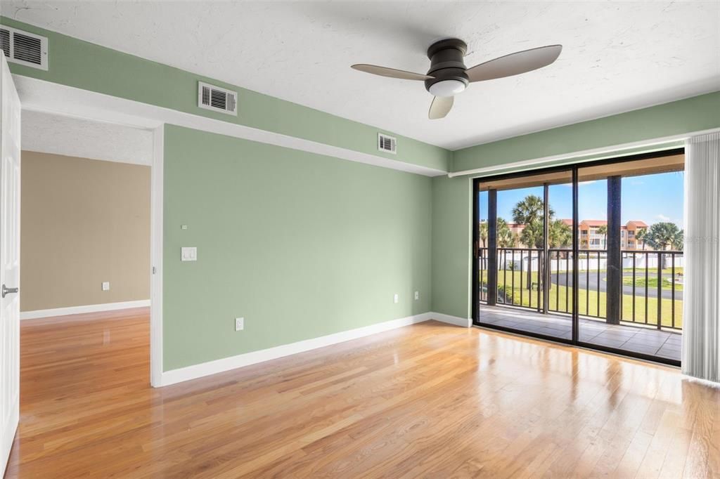 For Sale: $409,500 (2 beds, 2 baths, 1070 Square Feet)