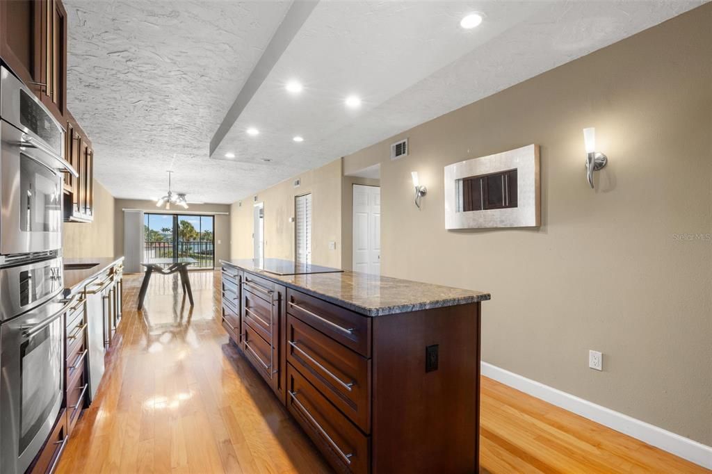 For Sale: $409,500 (2 beds, 2 baths, 1070 Square Feet)