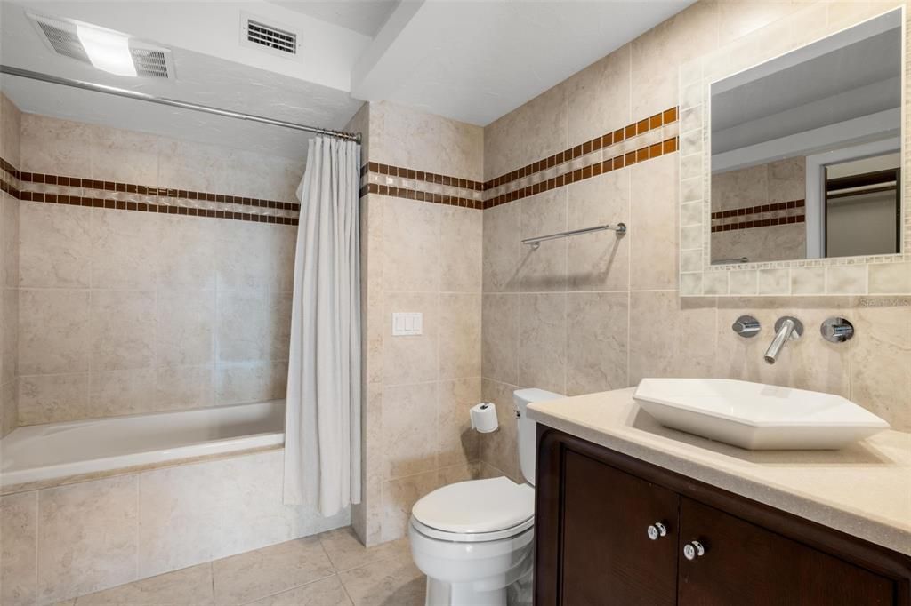 For Sale: $409,500 (2 beds, 2 baths, 1070 Square Feet)