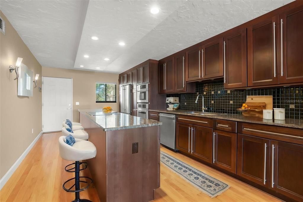 For Sale: $409,500 (2 beds, 2 baths, 1070 Square Feet)