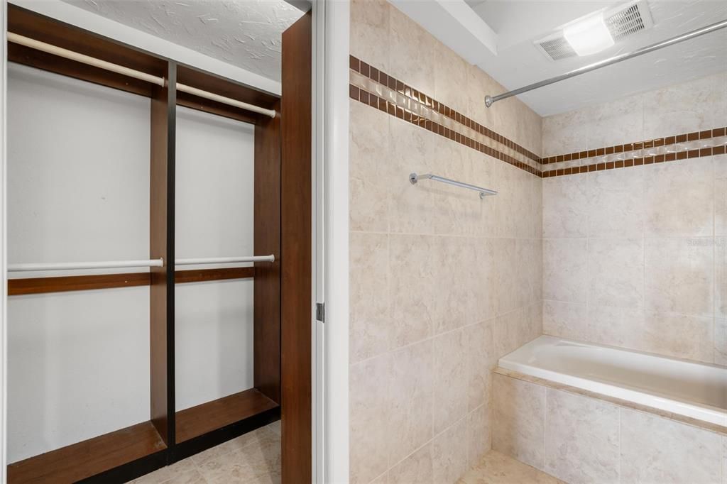 For Sale: $409,500 (2 beds, 2 baths, 1070 Square Feet)