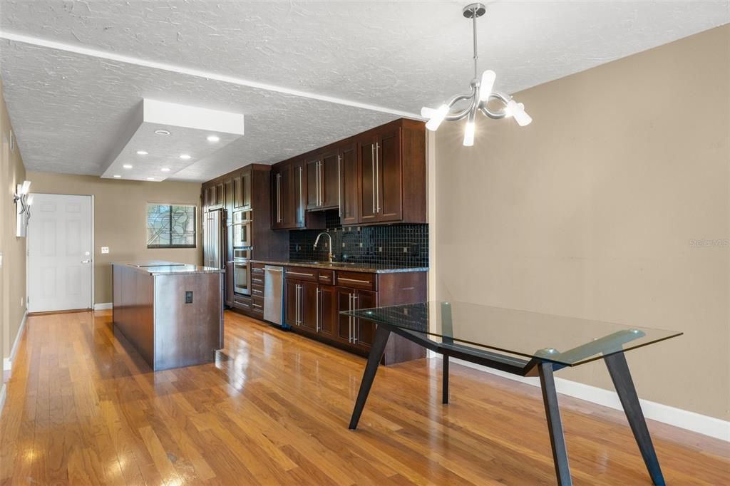 For Sale: $409,500 (2 beds, 2 baths, 1070 Square Feet)