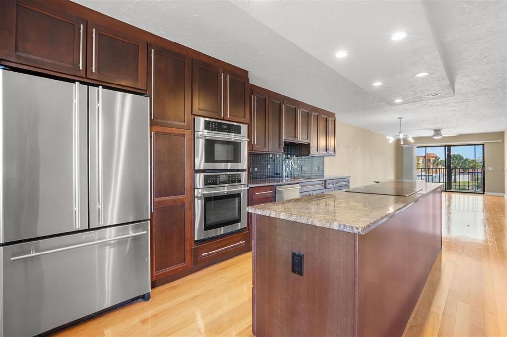 For Sale: $409,500 (2 beds, 2 baths, 1070 Square Feet)
