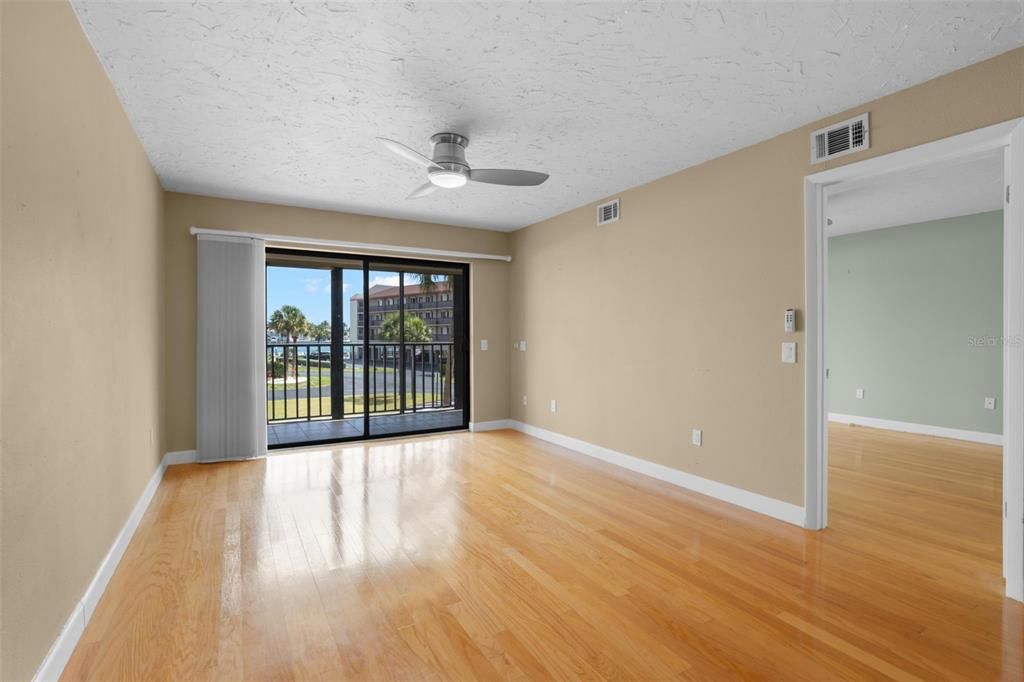 For Sale: $409,500 (2 beds, 2 baths, 1070 Square Feet)