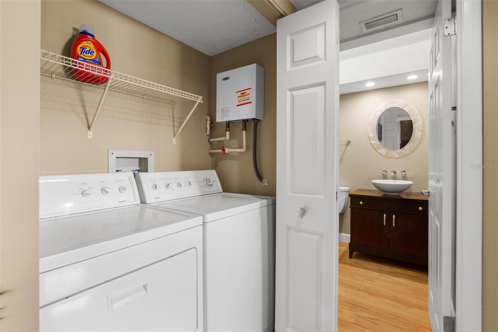 For Sale: $409,500 (2 beds, 2 baths, 1070 Square Feet)