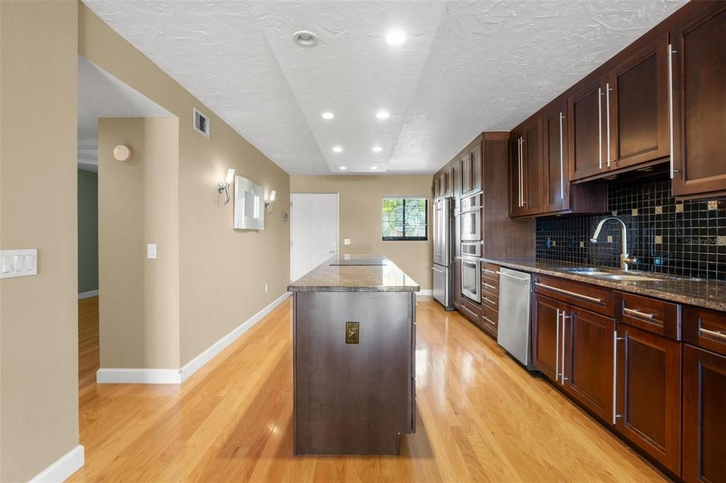 For Sale: $409,500 (2 beds, 2 baths, 1070 Square Feet)