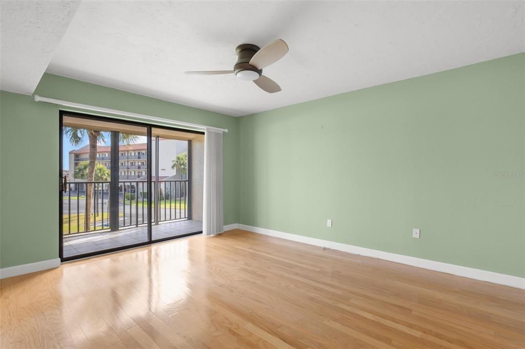For Sale: $409,500 (2 beds, 2 baths, 1070 Square Feet)