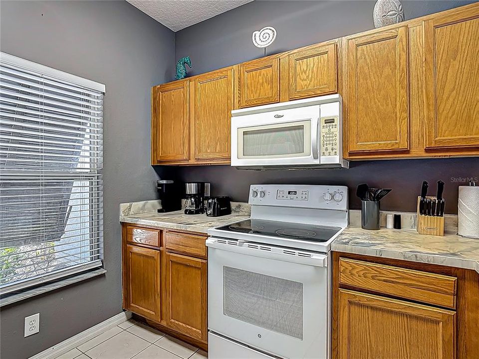 Active With Contract: $270,000 (3 beds, 2 baths, 1295 Square Feet)