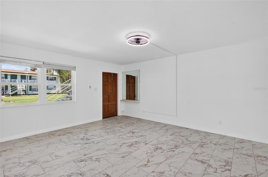 На продажу: $114,900 (2 спален, 1 ванн, 841 Квадратных фут)