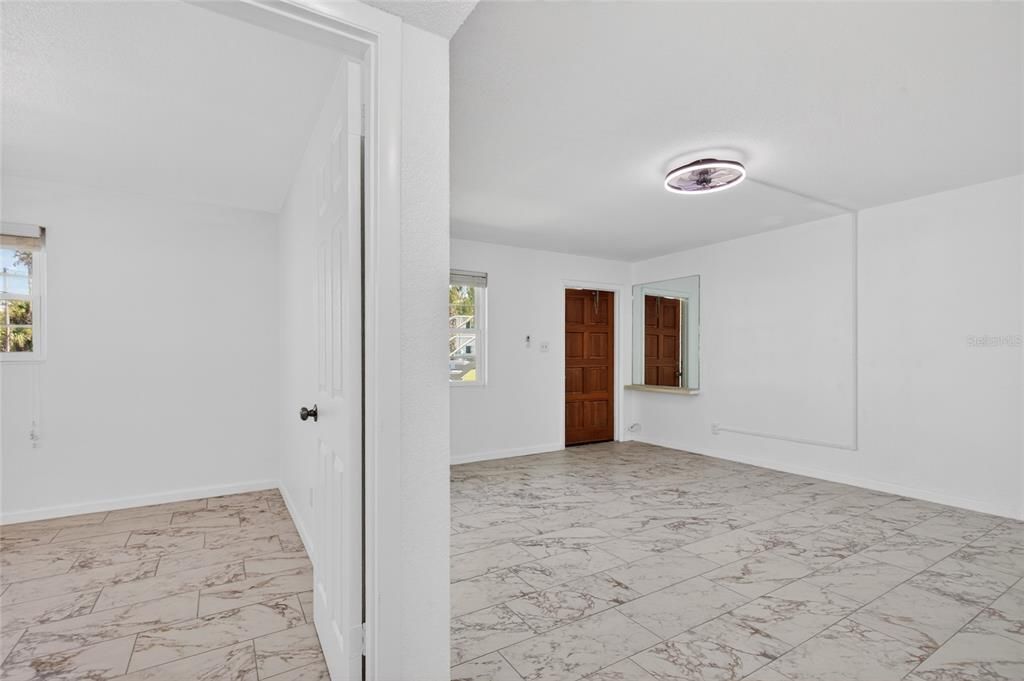 На продажу: $114,900 (2 спален, 1 ванн, 841 Квадратных фут)