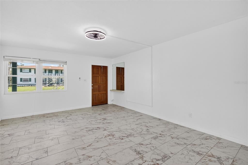 На продажу: $114,900 (2 спален, 1 ванн, 841 Квадратных фут)