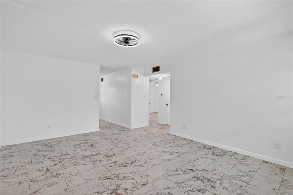 На продажу: $114,900 (2 спален, 1 ванн, 841 Квадратных фут)